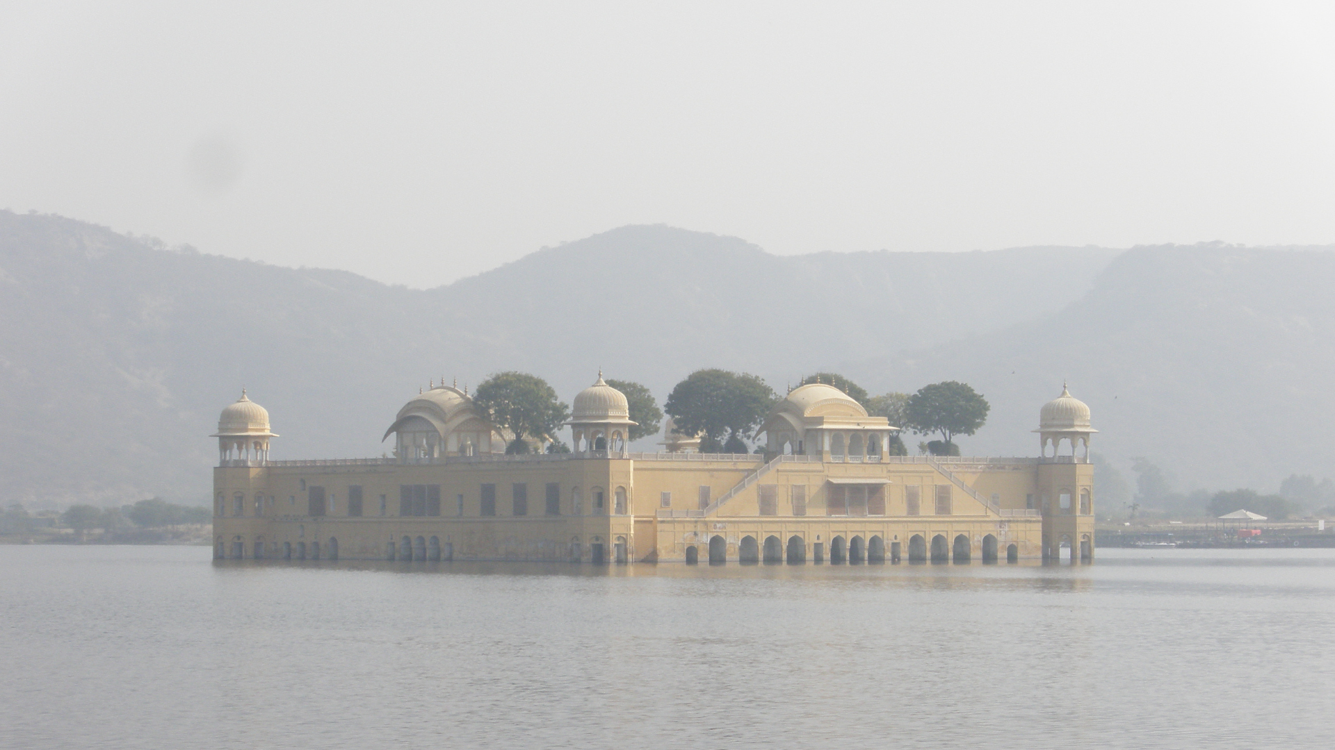 Maota Lake overlooking Amer Fort