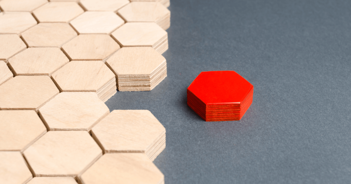 Pièce de bois rouge hexagonale à côté de pièces de bois hexagonales couleur bois