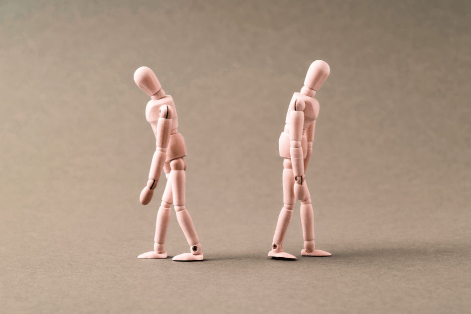 2 bonhommes de bois se tournent le dos, symbolisant la fin d'une amitié