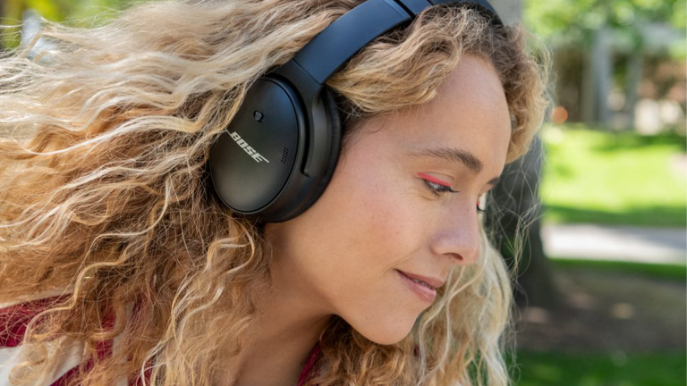 Une femme écoute de la musique avec un casque audio