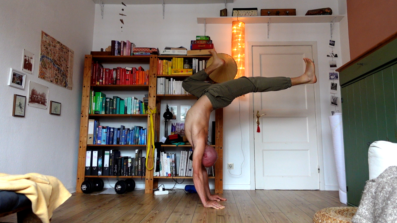Handstand - hollow avec les pieds flex : une de mes positions favorites, qui m'étire toute la chaîne antérieur