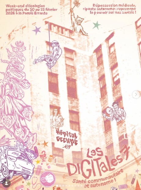 Affiche de la 7e édition du festival Les Digitales. Dans les tons rose et mauve: illustration des facades intérieures d’un immeuble avec deux personnes à deux fenêtres, dont une où se déploie une banderole hôpital occupé, une personne qui descend du toit en rappel et une autre sur le toit avec un pancarte, au premier plan à gauche des fleurs se déploient vers le haut avec un camion en mouvement à leur base. Le texte suivant, écrit en rose foncé, est réparti dans les différents angles de l’affiche: week-end d’écologies politiques du 20 au 22 février 2026 à la Parole Errante; Dépossession médicale, riposte autonome: reprendre le pouvoir sur nos santés. Les Digitales 7, santé communautaire et autonome! En bas à gauche: un petit logo avec un masque blanc ffp2 sur fond rose. 
