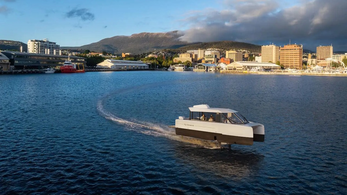Vessev VS-9 on Derwent River