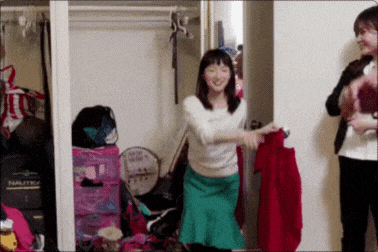 Gif de Marie Kondo qui montre sa joie de trier