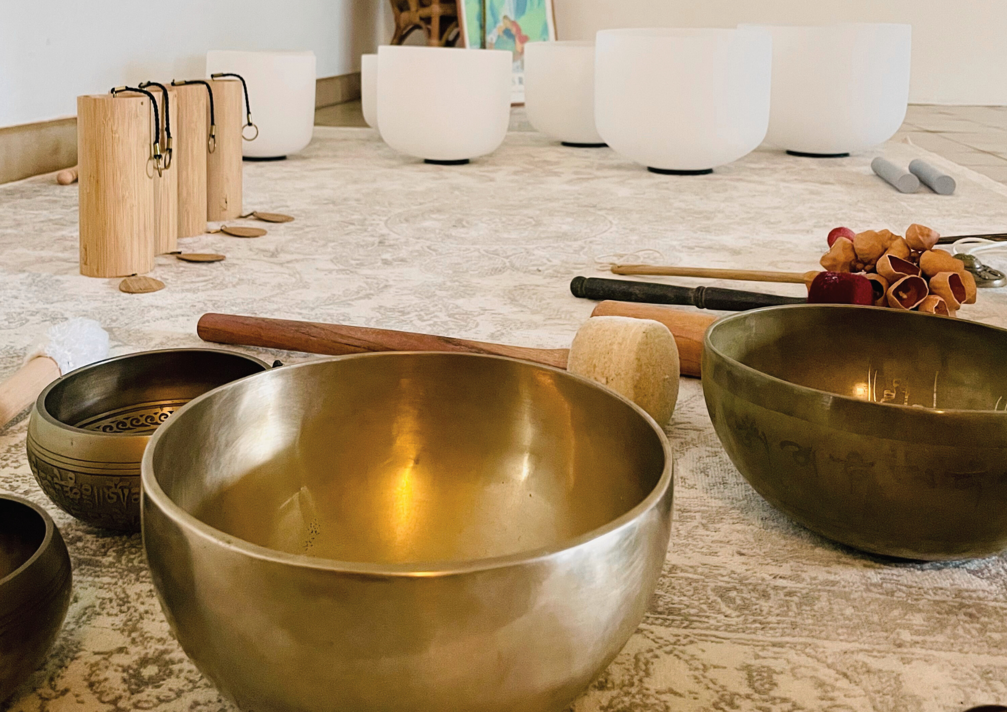 Bols chantants et instruments utilisés lors de soins vibratoires et bains sonores.