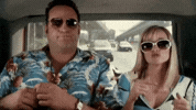Visuel un homme et une femme qui dansent à l'arrière d'une voiture, ils portent des lunettes de soleil
