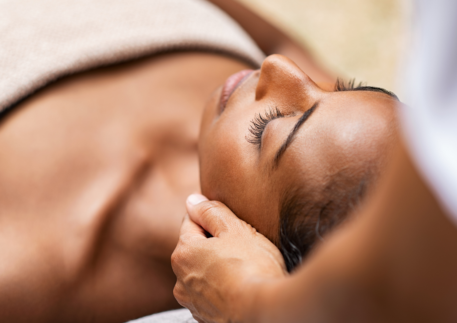 Femme recevant un massage du visage et de la tête
