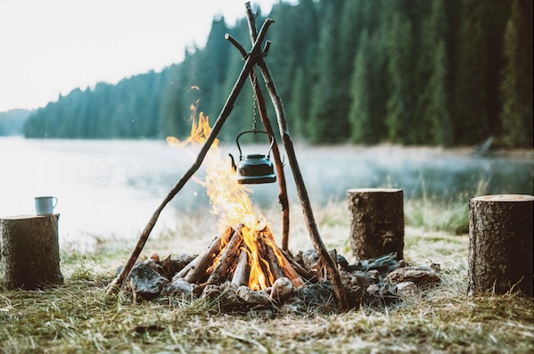 Illustratie van een kampvuur dat de warme energie van het Vuur-element in Do-In Yoga weergeeft.