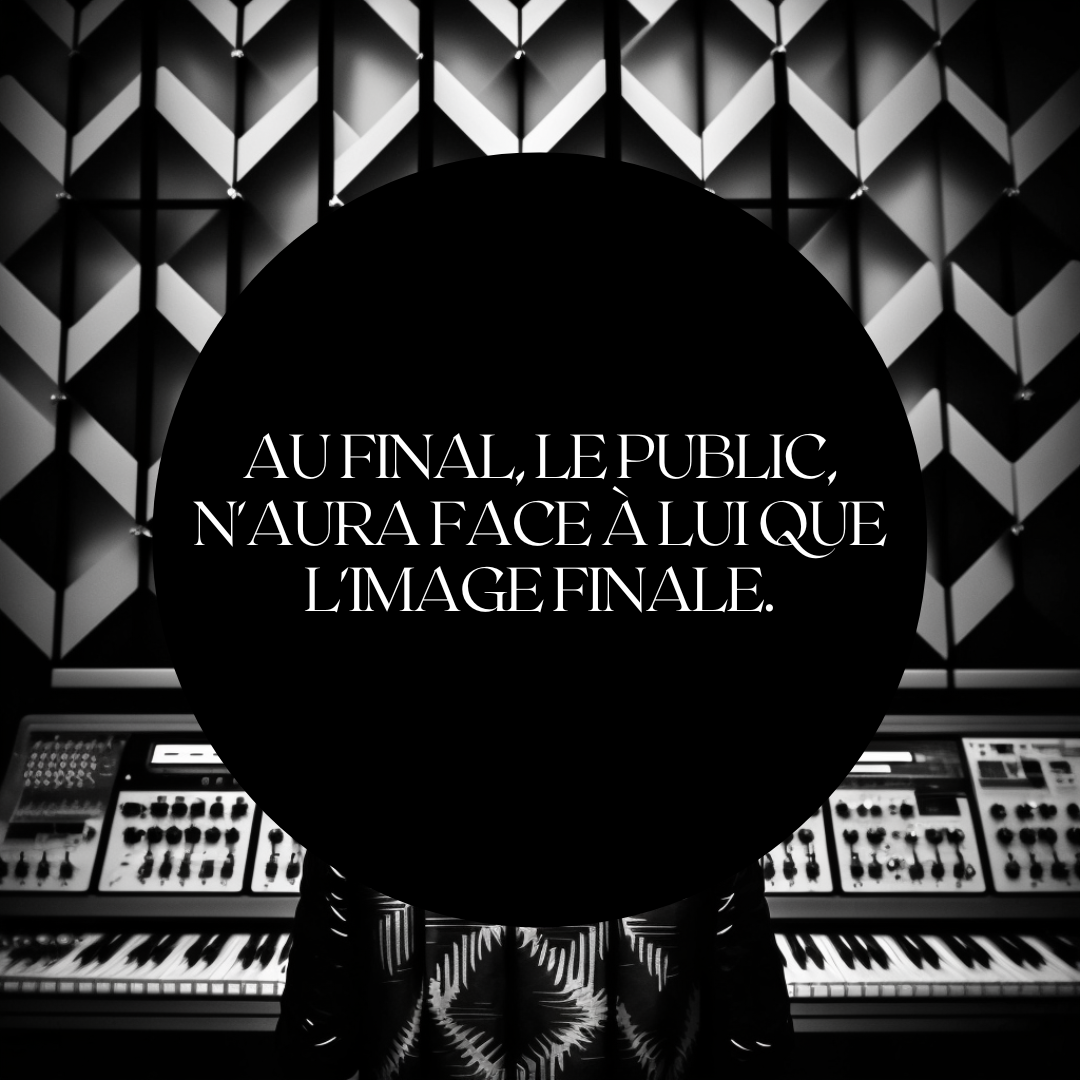 Une illustration d'un studio avec un texte blanc sur fond noir :  Au final, le public n'aura face à lui que l'image finale
