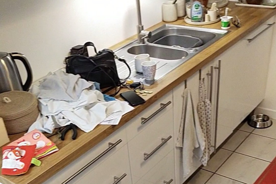 Plan travail cuisine désordre objets éparpillés - bazar quotidien désorganisation maison besoin routine rangement habitude  Alt text image principale article (main) : Main geste ok parfait - habitude simple maison toujours rangée organisation quotidienne routine efficace rangement désencombrement