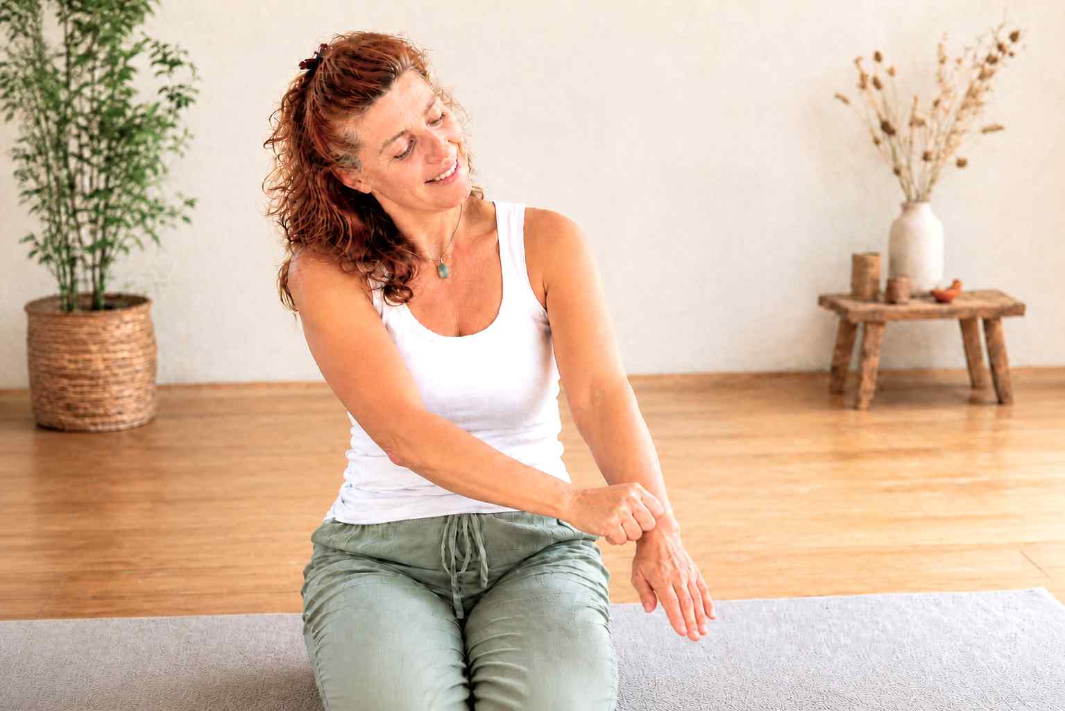 Zelfmassage in Do-In Yoga met kloppen langs de buitenkant van de arm voor de drievoudige verwarmer meridiaan