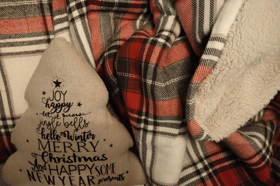 Plaid en tartan rouge et coussin en forme de sapin Merry Christmas