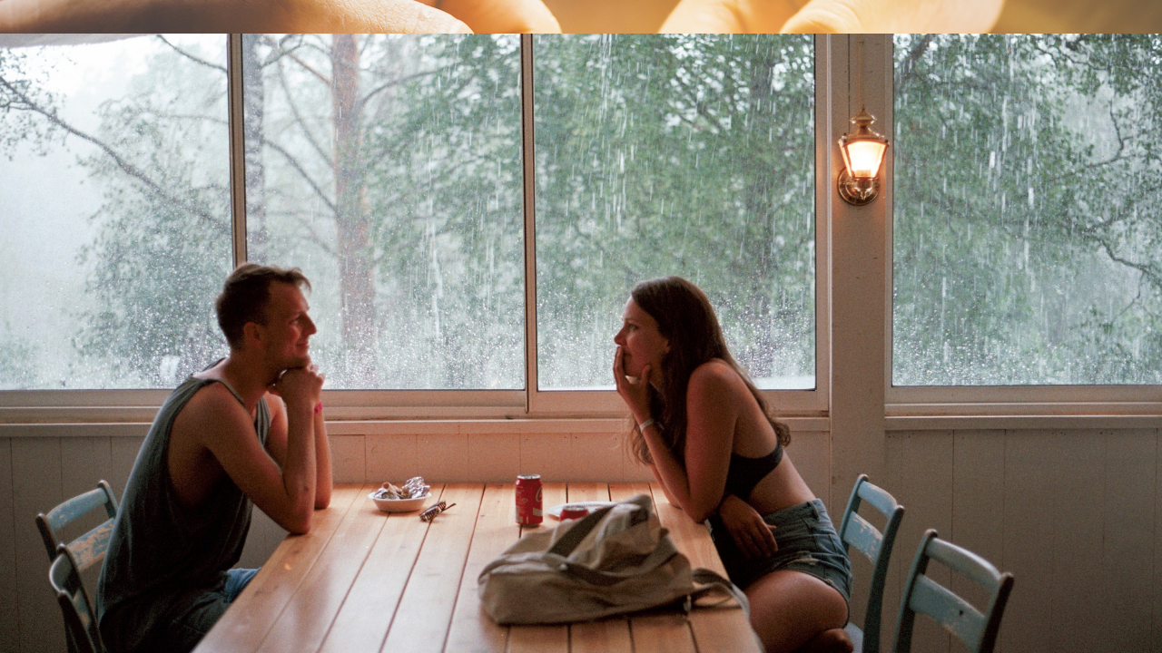 Couple discutant calmement à la table.