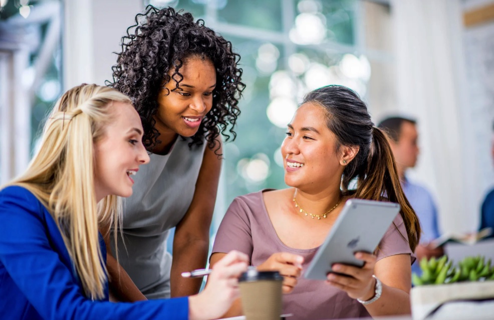 3 doulas networking in a coffee shop.