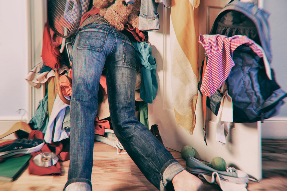 Une femme perdue dans ses affaires, on ne voit plus que ses jambes !