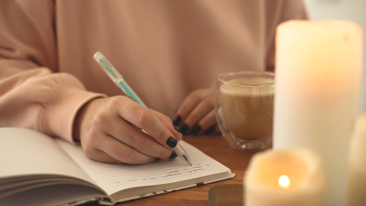 Personne écrivant dans un journal pour l'introspection