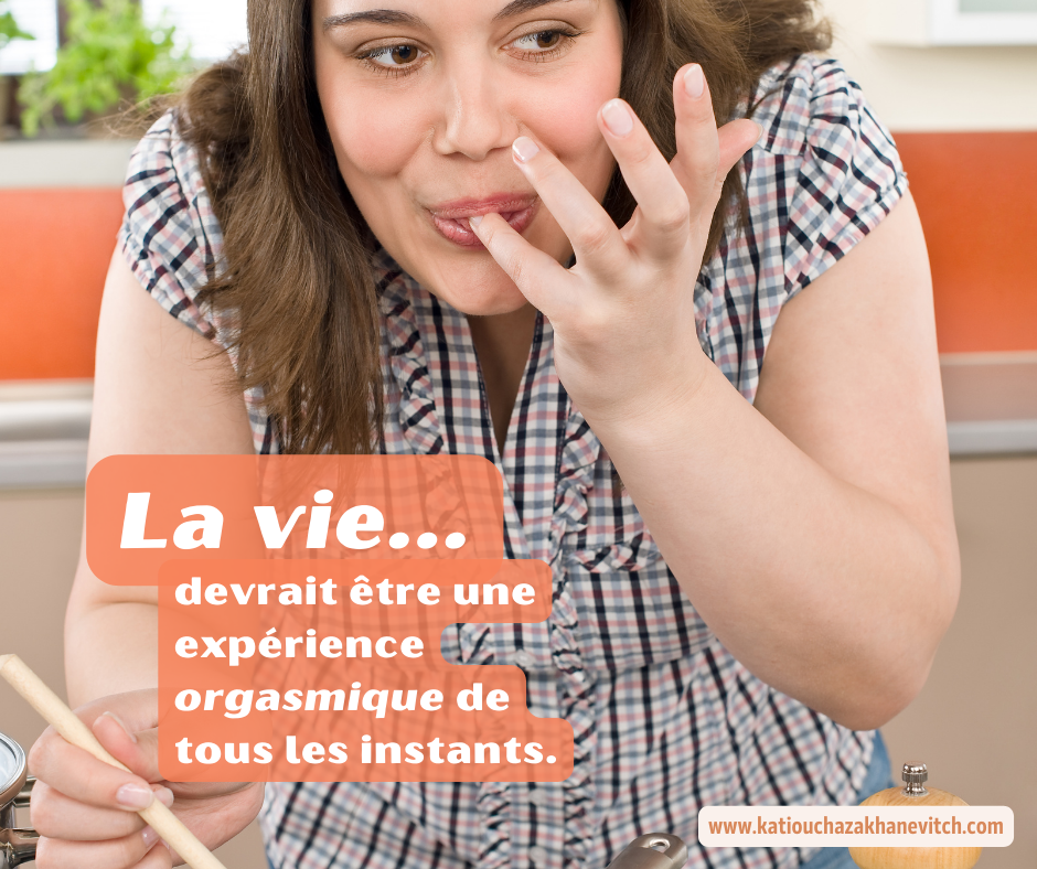 La vie devrait être une expérience orgasmique, femme goûtant une préparation avec délectation