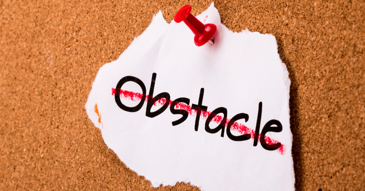 Mot obstacle barré sur fond liège