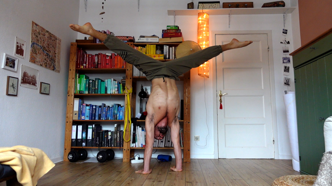 Handstand - straddle : très souvent utilisée pour s'entraîner à l'équilibre à un bras