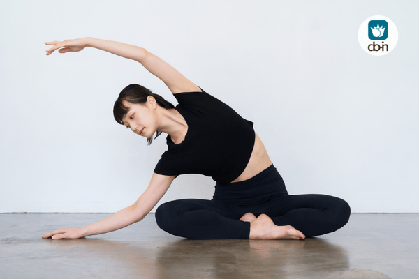 Do-In Yoga oefening galblaasmeridiaan zijwaartse strekking thuis