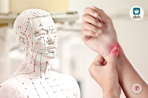 Vrouw voelt meridianen in het lichaam via Do-In Yoga ademwerk