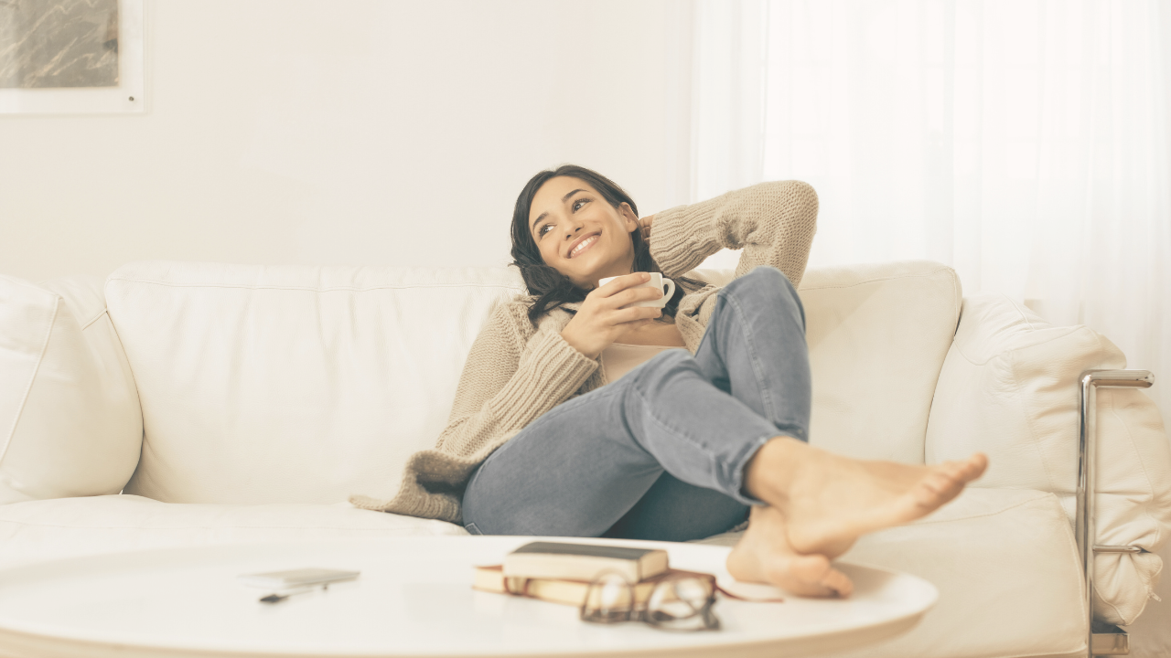Femme souriante prenant des résolutions pour 2025.