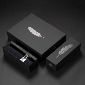 custom-lipstick-packaging-display