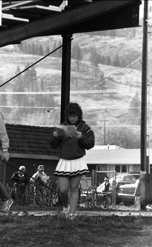 1985 Cheerleader Walking 01