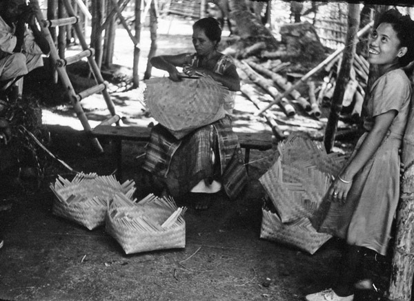 Binmaley Locals Make Baskets 1