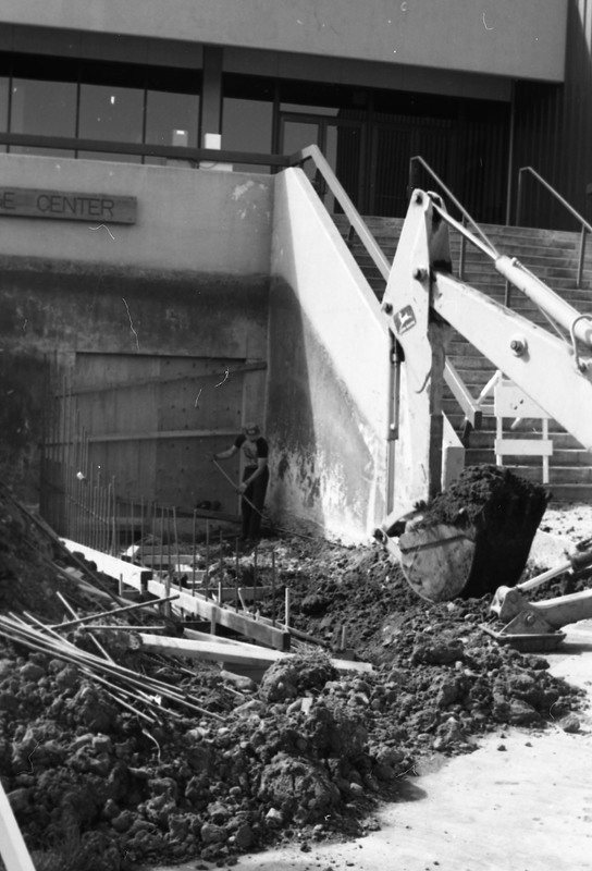 1981 Hoke Hall Entrance Construction 01