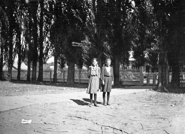 La Grande, Girls 2