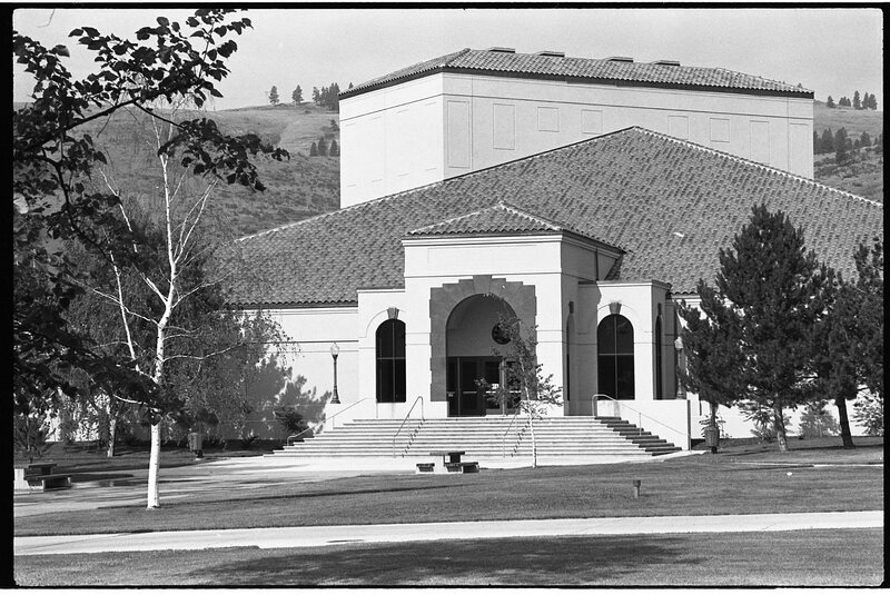 1991 Loso Hall Entrance 03