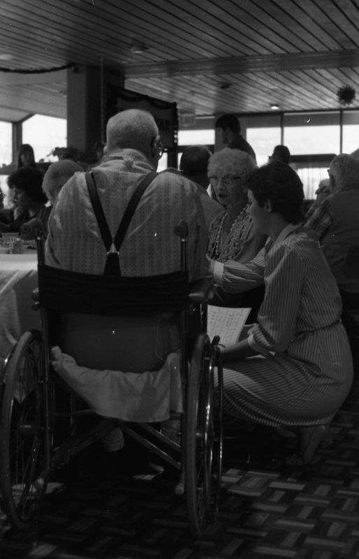1983 Students Serve Elderly 01