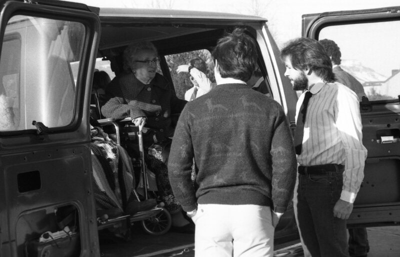 1984 Students Serve Thanksgiving Dinner for Senior Citizens 05