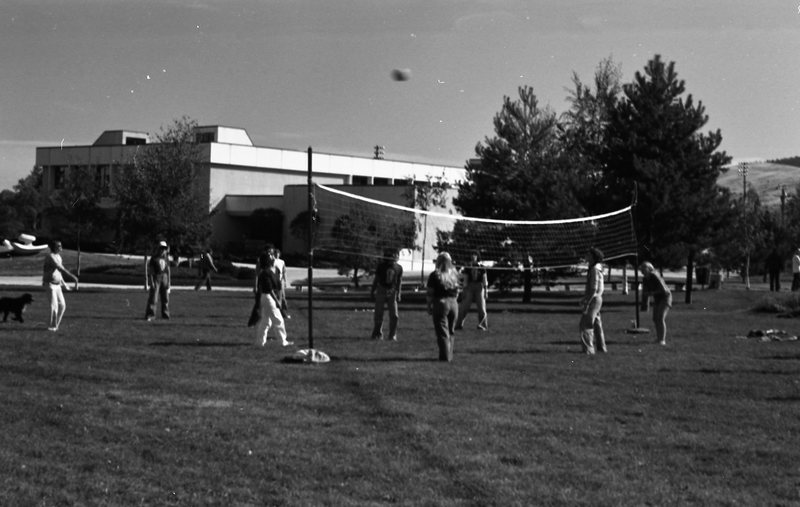 1981 Volleyball, New Students 06