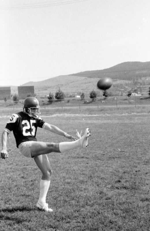 1975 Football Player 01