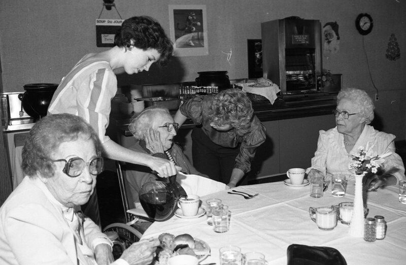 1985 Students Serve Elderly 10