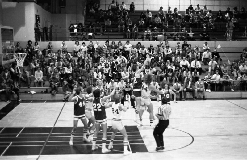 1977 Basketball Action 14