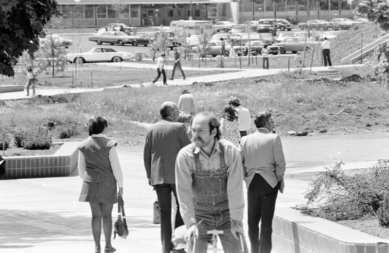 1974 Employees, Walking 01