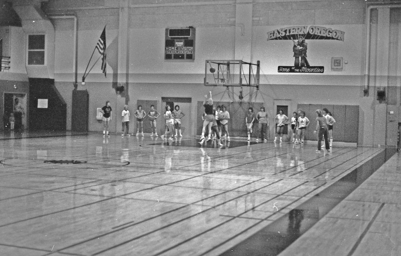 1985 Women's Basketball Practice 08