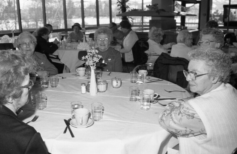 1985 Students Serve Elderly 04
