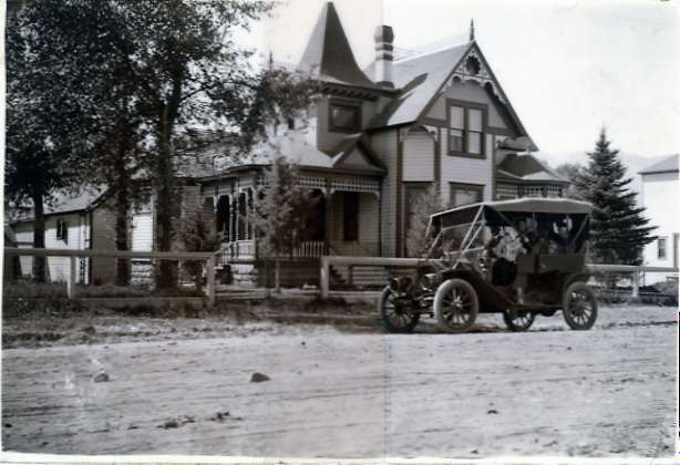 1910+/- La Grande, Automobile