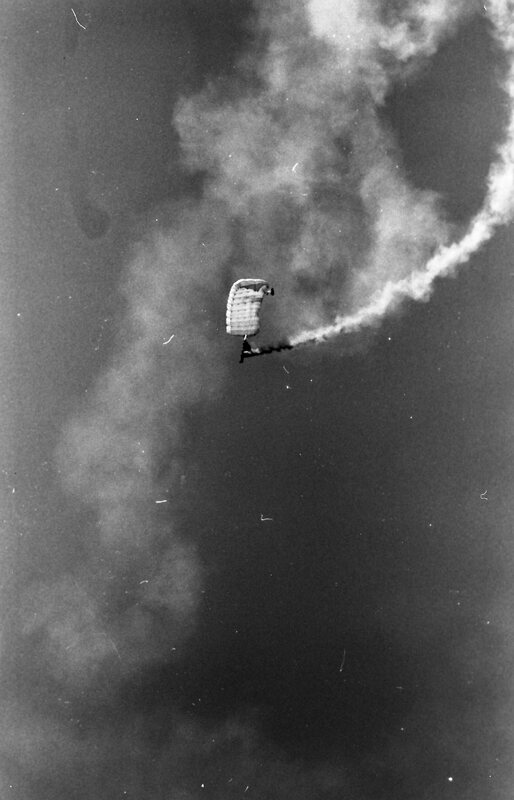 1987 New Student Days, Parachutist 04