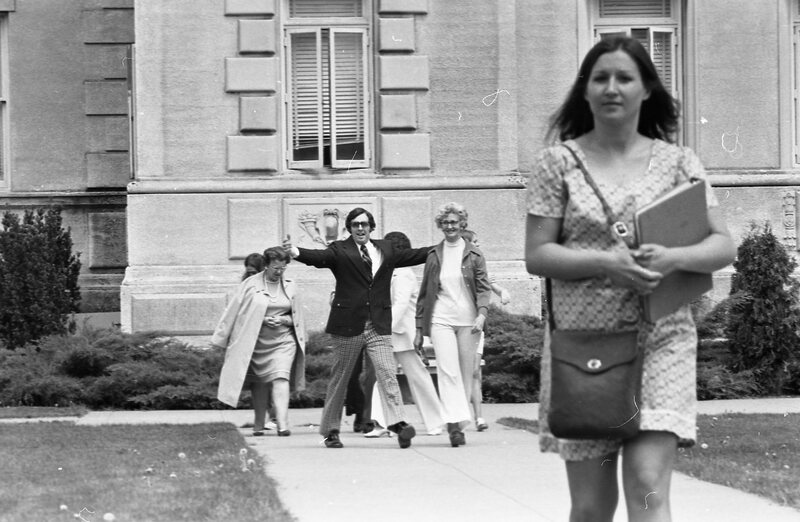 1974 Employees, Walking 05