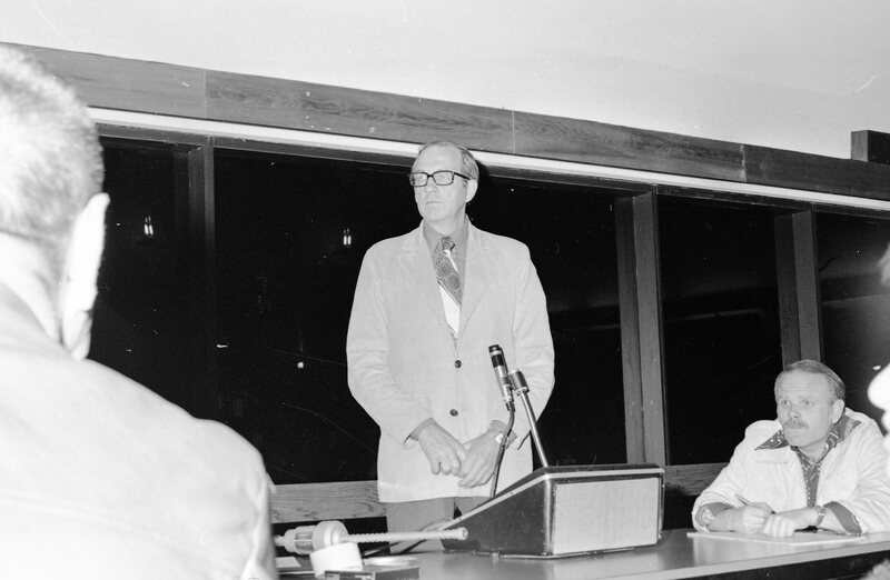 1975 Town Hall Meeting with Governor Straub 08