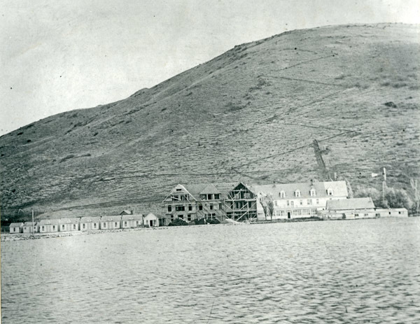 Hot Lake, Construction