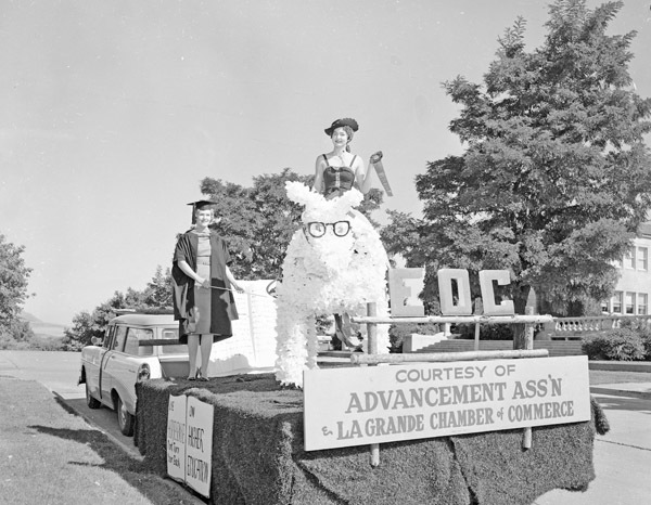 1958 Parade, Alumni Float 1