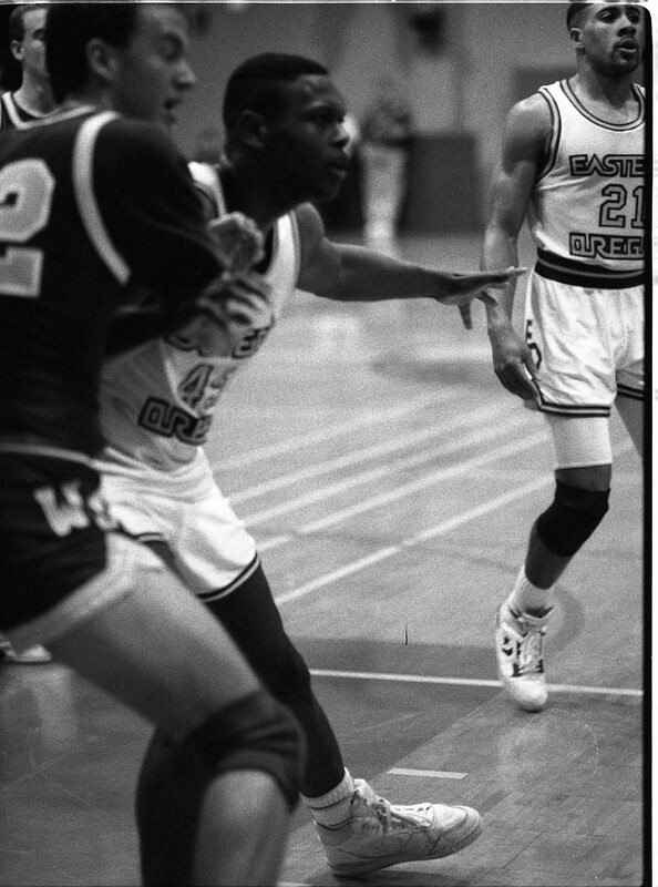 1991 Men's Basketball Action, Willamette University at EOSC 08