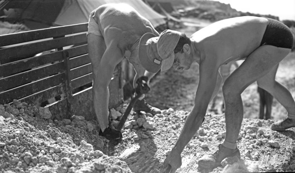 Ie Shima Camp, Shoveling 3