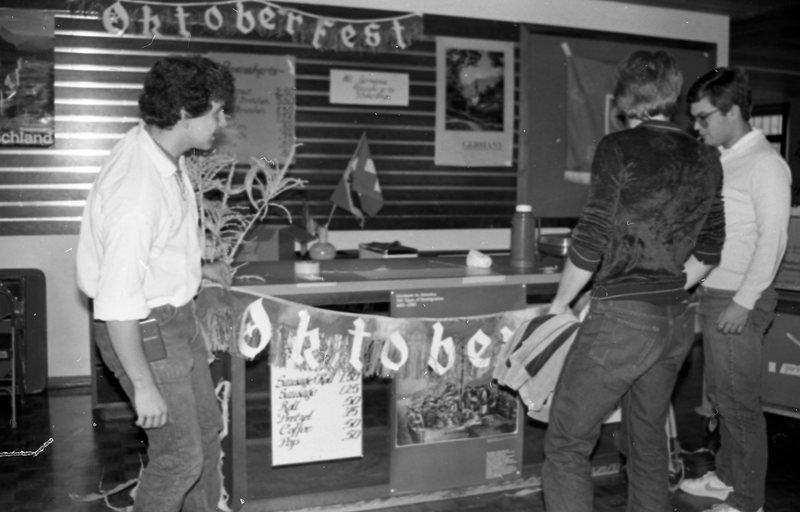 1984 Octoberfest, Decorating 05